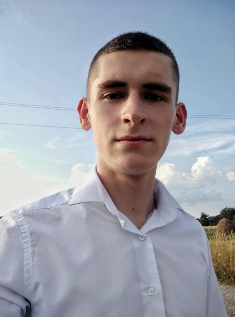 Влад Исаев